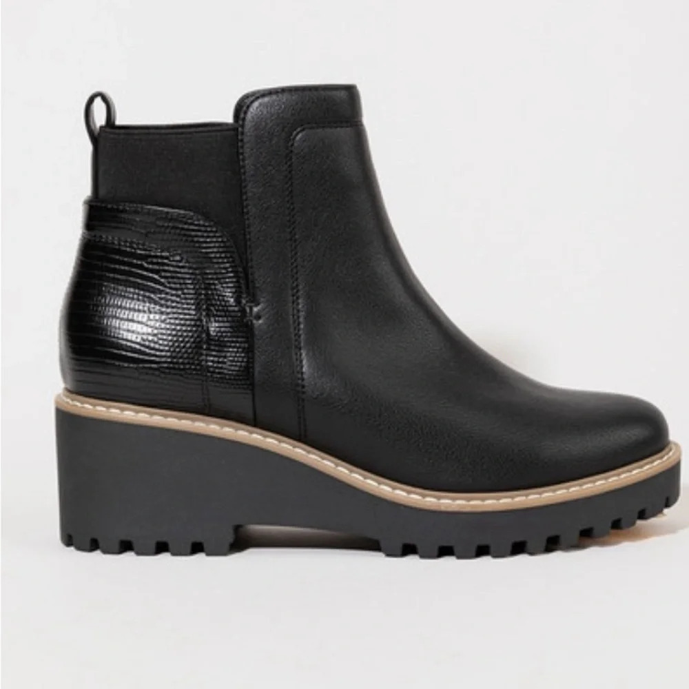 DV By Dolce Vita Rielle Lug Sole Chelsea  Black Booties Size 9
